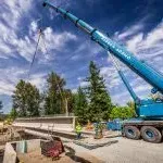 ω澳门威斯人平台首页 crane service lifting a concrete bridge girder into place