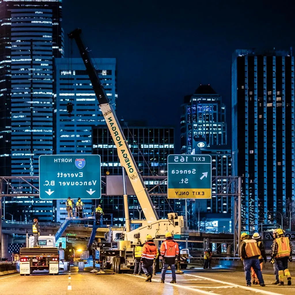 欧米茄澳门威斯人平台首页起重机团队在西雅图美丽的夜间背景下完成了他们的高速公路基础设施项目, WA.